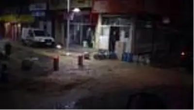 Tekirdağ'da sağanak nedeniyle bazı iş yerlerini su bastı Tekirdağ'da sağanak nedeniyle bazı iş yerlerini su bastı