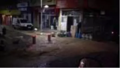 Tekirdağ'da sağanak nedeniyle bazı iş yerlerini su bastı Tekirdağ'da sağanak nedeniyle bazı iş yerlerini su bastı