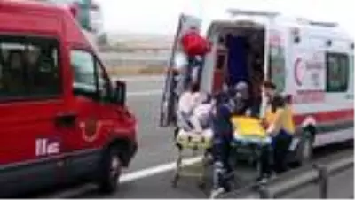 Tıra çarpan hafif ticari araç devrildi: 2 yaralı Tıra çarpan hafif ticari araç devrildi: 2 yaralı