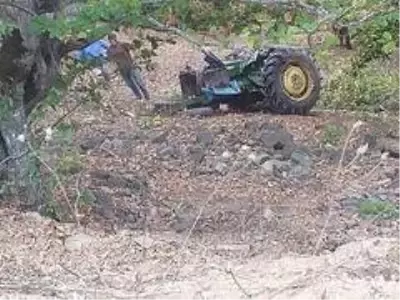 Traktör ormana yuvarlandı: 1 ölü, 2 yaralı