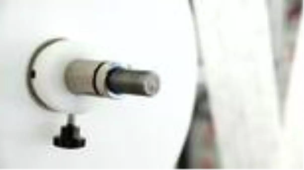 Kızılay, UV ışınlarla hijyenik hale getirilen maskeleri ihtiyaç sahiplerine dağıtıyor