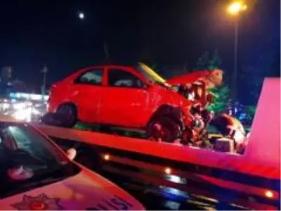Yağmurlu yolda kayan tur otobüsü 3 aracı biçti: 7 yaralı Yağmurlu yolda kayan tur otobüsü 3 aracı biçti: 7 yaralı
