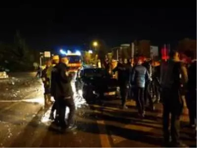 Yağmurlu yolda kayan tur otobüsü 3 aracı biçti: 7 yaralı Yağmurlu yolda kayan tur otobüsü 3 aracı biçti: 7 yaralı