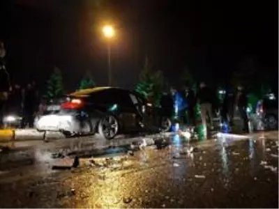 Yağmurlu yolda kayan tur otobüsü 3 aracı biçti: 7 yaralı Yağmurlu yolda kayan tur otobüsü 3 aracı biçti: 7 yaralı