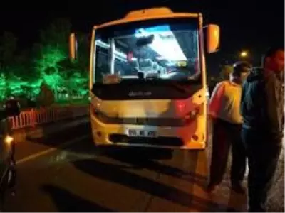 Yağmurlu yolda kayan tur otobüsü 3 aracı biçti: 7 yaralı Yağmurlu yolda kayan tur otobüsü 3 aracı biçti: 7 yaralı