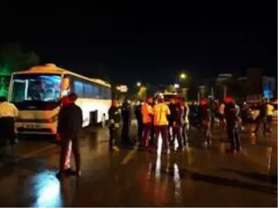Yağmurlu yolda kayan tur otobüsü 3 aracı biçti: 7 yaralı Yağmurlu yolda kayan tur otobüsü 3 aracı biçti: 7 yaralı