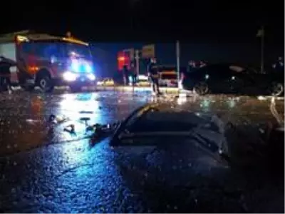 Yağmurlu yolda kayan tur otobüsü 3 aracı biçti: 7 yaralı Yağmurlu yolda kayan tur otobüsü 3 aracı biçti: 7 yaralı