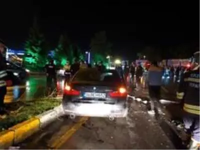 Yağmurlu yolda kayan tur otobüsü 3 aracı biçti: 7 yaralı Yağmurlu yolda kayan tur otobüsü 3 aracı biçti: 7 yaralı