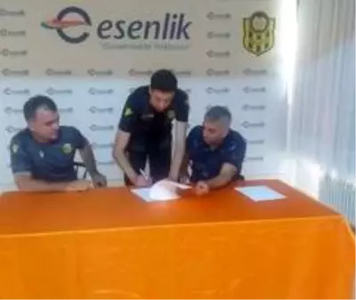 Yeni Malatyaspor altyapıdan 2 futbolcu ile profesyonel sözleşme imzaladı Yeni Malatyaspor altyapıdan 2 futbolcu ile profesyonel sözleşme imzaladı