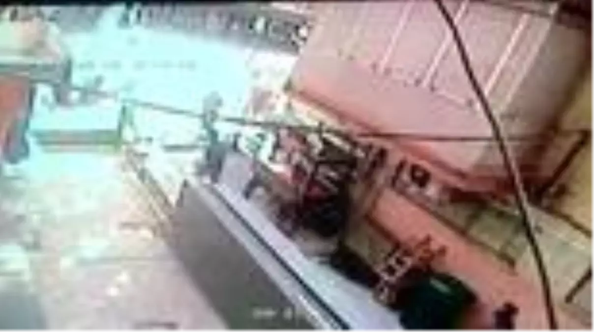 Son dakika haberleri... 1 kişinin yaralandığı silahlı kavga güvenlik kamerasında