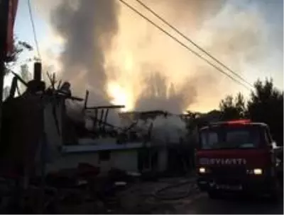 Kütahya'da 2 ev yanarak kül oldu Kütahya'da 2 ev yanarak kül oldu