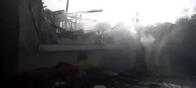 Kütahya'da 2 ev yanarak kül oldu Kütahya'da 2 ev yanarak kül oldu