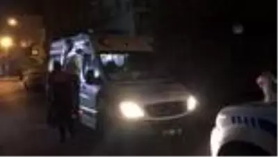 Adana'da bıçakla yaralanan kişi hastaneye kaldırıldı Adana'da bıçakla yaralanan kişi hastaneye kaldırıldı