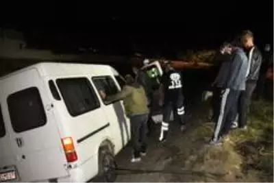 Alkollü sürücü yoldan çıktı şarampolde durdu, direksiyonda sızdı Alkollü sürücü yoldan çıktı şarampolde durdu, direksiyonda sızdı