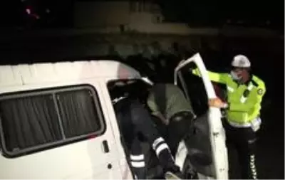Alkollü sürücü yoldan çıktı şarampolde durdu, direksiyonda sızdı Alkollü sürücü yoldan çıktı şarampolde durdu, direksiyonda sızdı