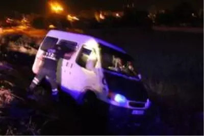 Alkollü sürücü yoldan çıktı şarampolde durdu, direksiyonda sızdı Alkollü sürücü yoldan çıktı şarampolde durdu, direksiyonda sızdı