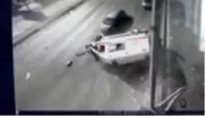 Ambulansla pikapın çarpışması sonucu 6 kişi yaralandı Ambulansla pikapın çarpışması sonucu 6 kişi yaralandı