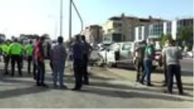Ambulansla pikapın çarpışması sonucu 6 kişi yaralandı Ambulansla pikapın çarpışması sonucu 6 kişi yaralandı