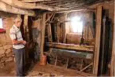Atalarından miras 300 yıllık evde yok olmaya yüz tutan mesleğini sürdürüyor Atalarından miras 300 yıllık evde yok olmaya yüz tutan mesleğini sürdürüyor