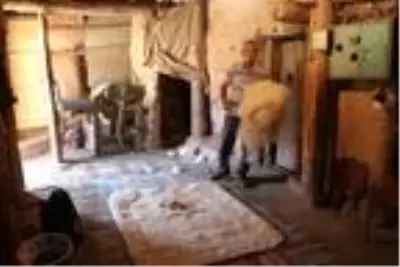 Atalarından miras 300 yıllık evde yok olmaya yüz tutan mesleğini sürdürüyor Atalarından miras 300 yıllık evde yok olmaya yüz tutan mesleğini sürdürüyor