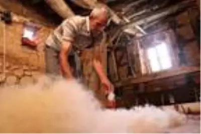 Atalarından miras 300 yıllık evde yok olmaya yüz tutan mesleğini sürdürüyor Atalarından miras 300 yıllık evde yok olmaya yüz tutan mesleğini sürdürüyor