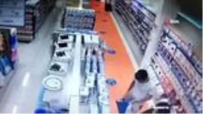 Bebek ve parfüm mağazasını soyan hırsızlar tutuklandı...O anlar kamerada Bebek ve parfüm mağazasını soyan hırsızlar tutuklandı...O anlar kamerada