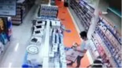 Bebek ve parfüm mağazasını soyan hırsızlar tutuklandı...O anlar kamerada Bebek ve parfüm mağazasını soyan hırsızlar tutuklandı...O anlar kamerada