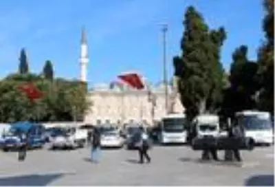 BEŞİKTAŞ'TA İSKELE MEYDANI'NDAKİ 2 BÜFENİN MASA VE SANDALYELERİ KALDIRILDI BEŞİKTAŞ'TA İSKELE MEYDANI'NDAKİ 2 BÜFENİN MASA VE SANDALYELERİ KALDIRILDI
