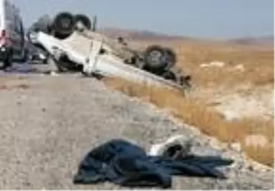 Beyaz eşya yüklü kamyonet takla attı: 1 ölü, 1 yaralı Beyaz eşya yüklü kamyonet takla attı: 1 ölü, 1 yaralı
