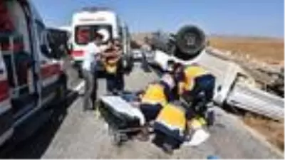 Beyaz eşya yüklü kamyonet takla attı: 1 ölü, 1 yaralı Beyaz eşya yüklü kamyonet takla attı: 1 ölü, 1 yaralı