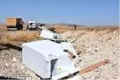 Beyaz eşya yüklü kamyonet takla attı: 1 ölü, 1 yaralı Beyaz eşya yüklü kamyonet takla attı: 1 ölü, 1 yaralı