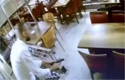 İstanbul'da börekçide silahlı çatışma kamerada İstanbul'da börekçide silahlı çatışma kamerada