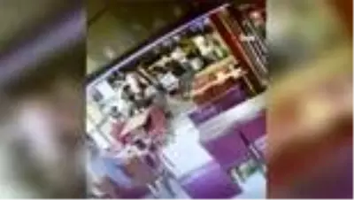 İstanbul'da börekçide silahlı çatışma kamerada İstanbul'da börekçide silahlı çatışma kamerada