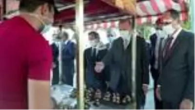 Cumhurbaşkanı Erdoğan Beşiktaş'ta kestane alıp minik çocuğa ikram etti Cumhurbaşkanı Erdoğan Beşiktaş'ta kestane alıp minik çocuğa ikram etti