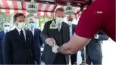 Cumhurbaşkanı Erdoğan Beşiktaş'ta kestane alıp minik çocuğa ikram etti Cumhurbaşkanı Erdoğan Beşiktaş'ta kestane alıp minik çocuğa ikram etti