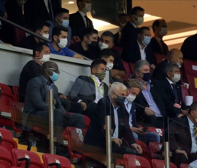 Derbiyi statta izleyen Acun'dan, 'Ne sıfatla orada?' diyen Çakar'a cevap: Hiç yakışmadı Derbiyi statta izleyen Acun'dan, 'Ne sıfatla orada?' diyen Çakar'a cevap: Hiç yakışmadı