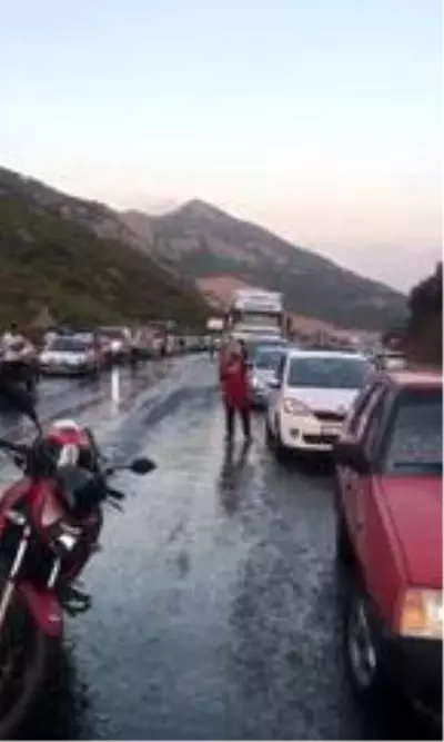 Dorse kapağı açıldı, tonlarca balık yola savruldu Dorse kapağı açıldı, tonlarca balık yola savruldu