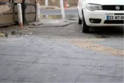 Son dakika haberi: Engelli yolları işgal ediliyor, engelliler mağdur oluyor Son dakika haberi: Engelli yolları işgal ediliyor, engelliler mağdur oluyor