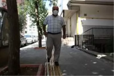 Son dakika haberi: Engelli yolları işgal ediliyor, engelliler mağdur oluyor Son dakika haberi: Engelli yolları işgal ediliyor, engelliler mağdur oluyor