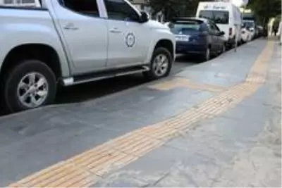 Son dakika haberi: Engelli yolları işgal ediliyor, engelliler mağdur oluyor Son dakika haberi: Engelli yolları işgal ediliyor, engelliler mağdur oluyor