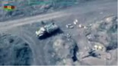 Son dakika haber... Ermenistan ordusuna ait askeri araçların imha anı havadan görüntülendi Son dakika haber... Ermenistan ordusuna ait askeri araçların imha anı havadan görüntülendi