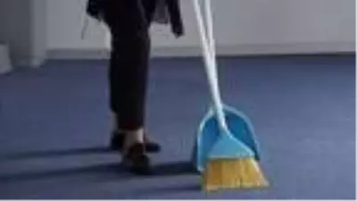 Ev temizliği yaparken sakatlanmalara dikkat: Bez sıkmayın Ev temizliği yaparken sakatlanmalara dikkat: Bez sıkmayın