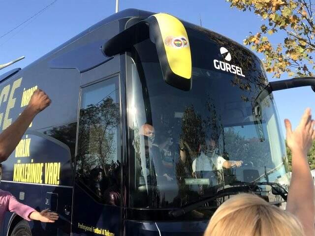 Fenerbahçe'de resmi görevi açıklanmayan Emre Belözoğlu, takım otobüsünde Erol Bulut'un yanında oturdu