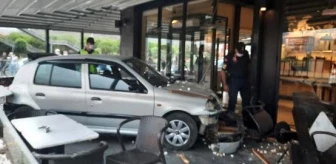 Fren yerine gaza basan ehliyetsiz sürücü, otomobille AVM'deki kafeye girdi: 2 yaralı