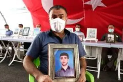 HDP önündeki ailelerin evlat nöbeti 390'ıncı gününde HDP önündeki ailelerin evlat nöbeti 390'ıncı gününde