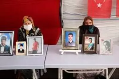 HDP önündeki ailelerin evlat nöbeti 390'ıncı gününde HDP önündeki ailelerin evlat nöbeti 390'ıncı gününde