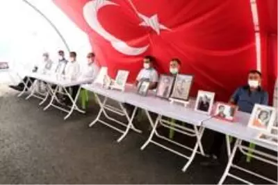 HDP önündeki ailelerin evlat nöbeti 390'ıncı gününde HDP önündeki ailelerin evlat nöbeti 390'ıncı gününde