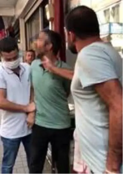 Hırsızlık şüphelisini yakalayan esnaf, 'Utanmıyor musun' diyerek şüpheliye tokat attı Hırsızlık şüphelisini yakalayan esnaf, 'Utanmıyor musun' diyerek şüpheliye tokat attı