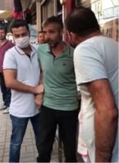 Hırsızlık şüphelisini yakalayan esnaf tokat attı Hırsızlık şüphelisini yakalayan esnaf tokat attı