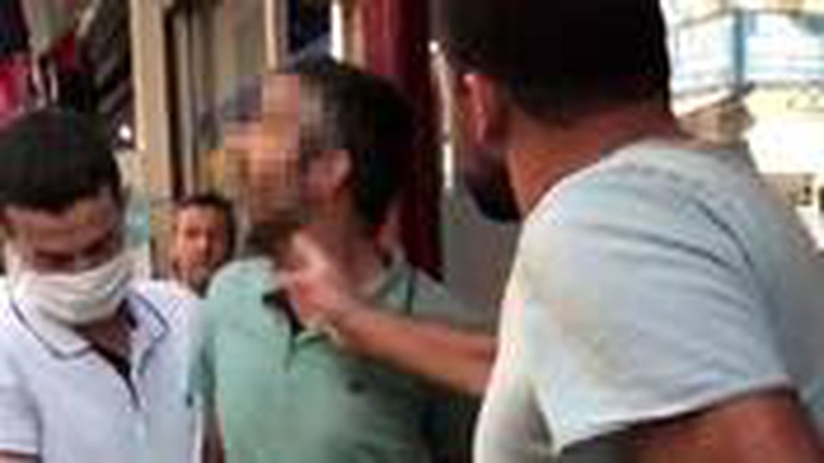 Hırsızlık şüphelisini yakalayan esnaf, 'Utanmıyor musun' diyerek şüpheliye tokat attı